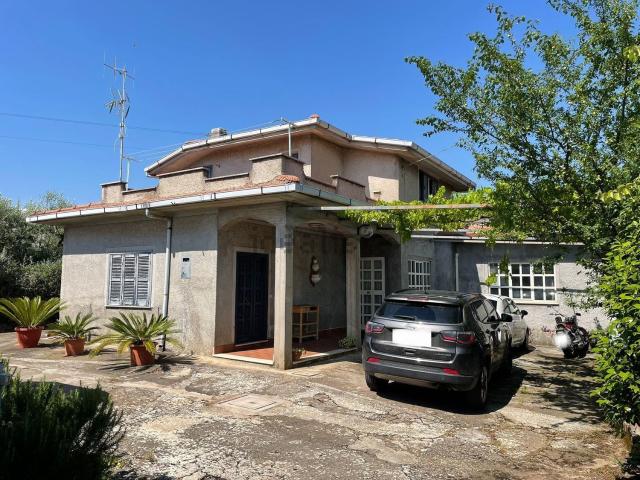 Case e ville in vendita di 230 m² in Piazza di Mario, 143