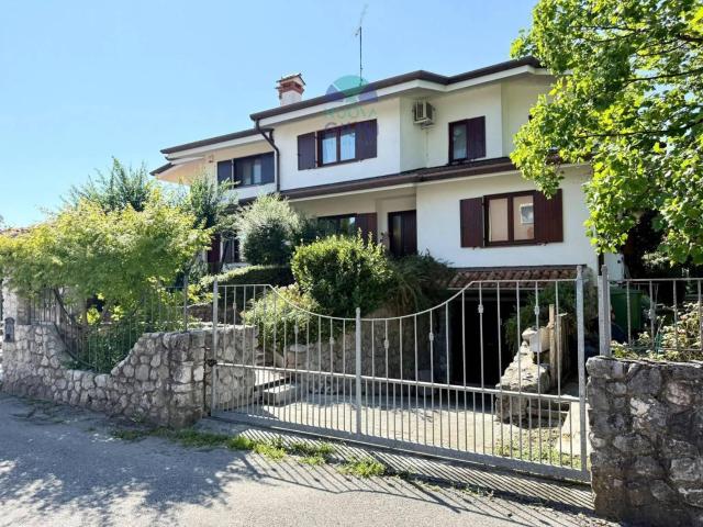 Case e ville in vendita di 230 m² in Piazza SS. Martiri