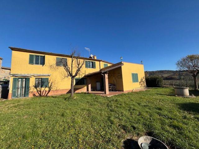 Case e ville in vendita di 230 m² in Strada Colle Umberto