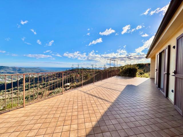 Case e ville in vendita di 230 m² in Strada Civezza, 98
