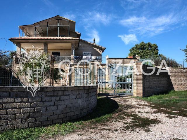 Case e ville in vendita di 230 m² in Strada Montilapi