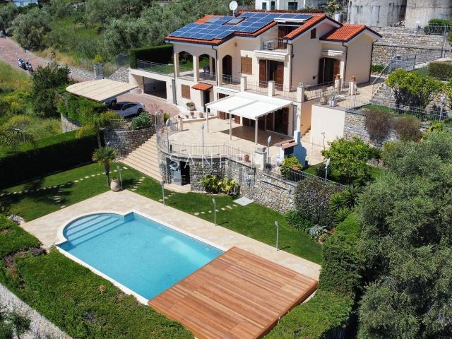 Case e ville in vendita di 230 m² in Strada San Lorenzo