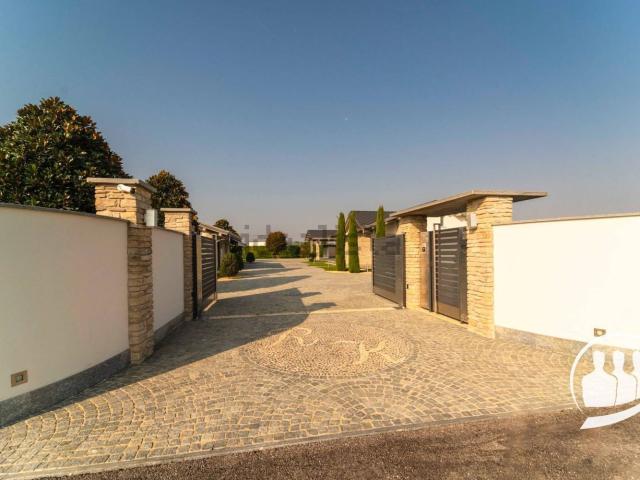 Case e ville in vendita di 230 m² in Strada Vernea, 48