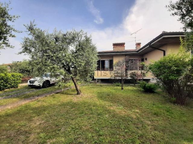 Case e ville in vendita di 231 m² in Via Benaco