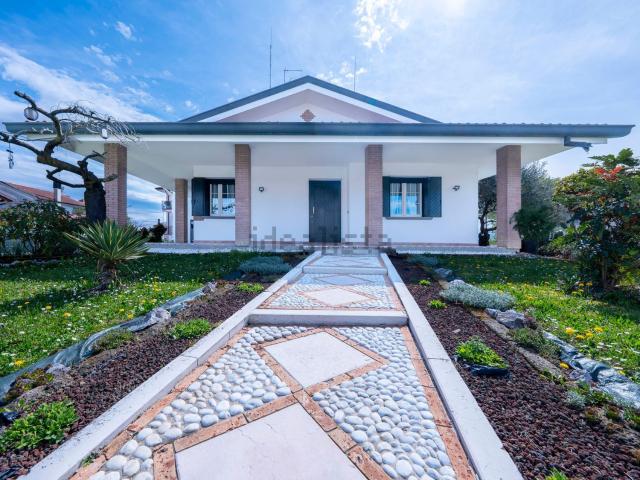 Case e ville in vendita di 231 m² in Via dei Longobardi, 9