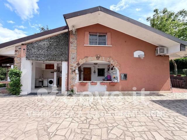 Case e ville in vendita di 231 m² in Via della Mediana, 129