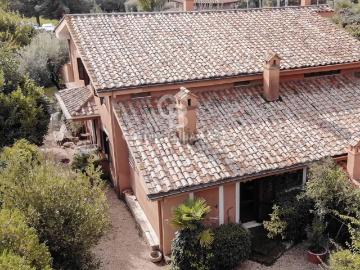 Case e ville in vendita di 231 m² in Via Ferruccio Parri
