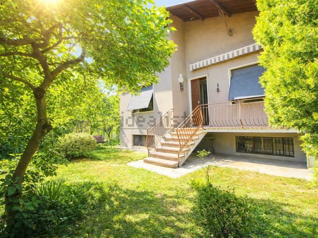 Case e ville in vendita di 231 m² in Via Francesco Baracca