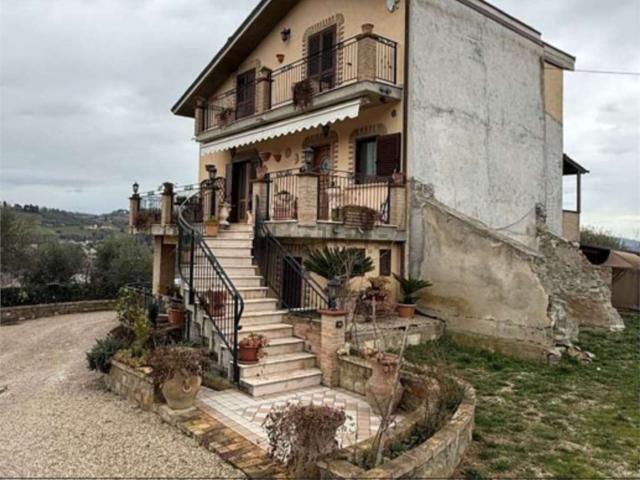 Case e ville in vendita di 231 m² in Via Nazionale