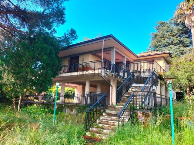 Case e ville in vendita di 231 m² in Via Raffaello Sanzio