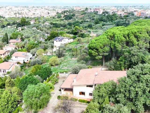 Case e ville in vendita di 231 m² in Via Ugo Foscolo