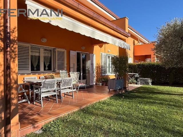 Case e ville in vendita di 232 m² in Via Cona, 21