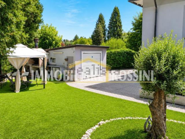 Case e ville in vendita di 232 m² in Via A. Volta, 1