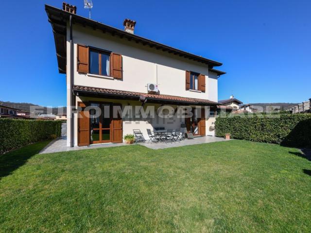 Case e ville in vendita di 232 m² in Via Alcide de Gasperi, 1
