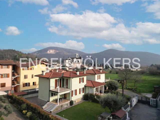 Case e ville in vendita di 232 m² in Via Alessandro Manzoni