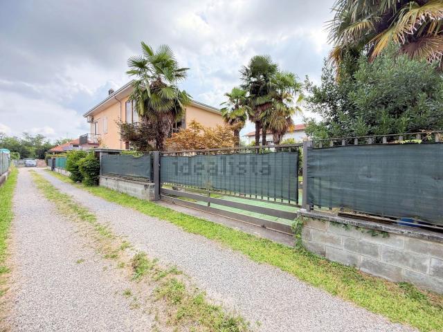 Case e ville in vendita di 232 m² in Via G. Matteotti, 49
