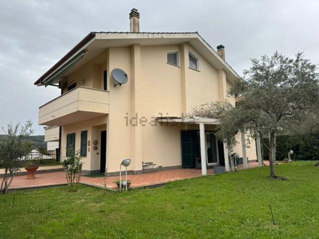 Case e ville in vendita di 232 m² in Via Guglielmo Quattrucci