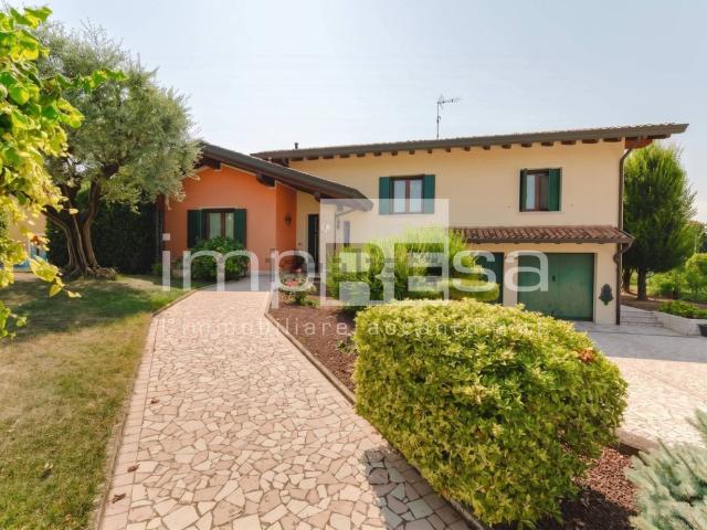 Case e ville in vendita di 232 m² in Via degli Ontani, 4