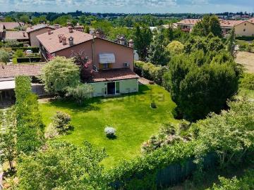 Case e ville in vendita di 232 m² in Via dei Peschi, 42