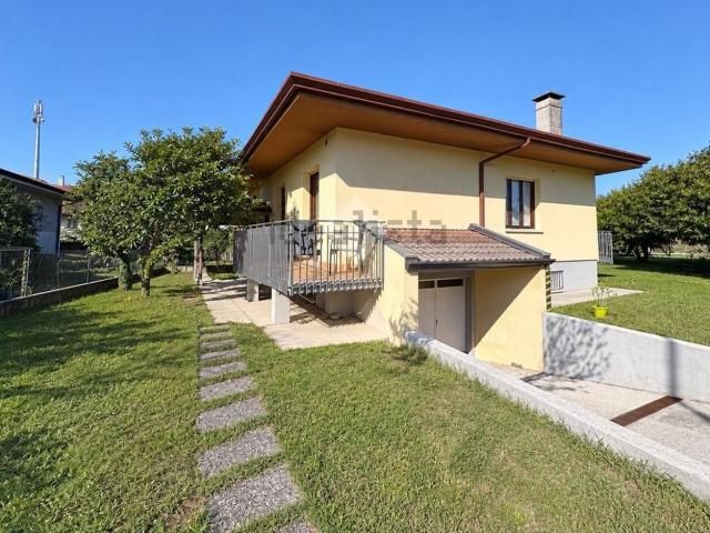 Case e ville in vendita di 232 m² in Via dei Prati, 9