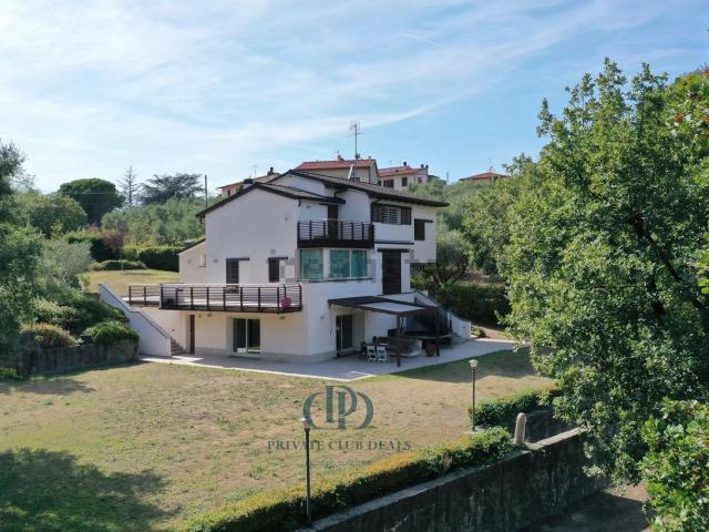 Case e ville in vendita di 232 m² in Via della Casetta