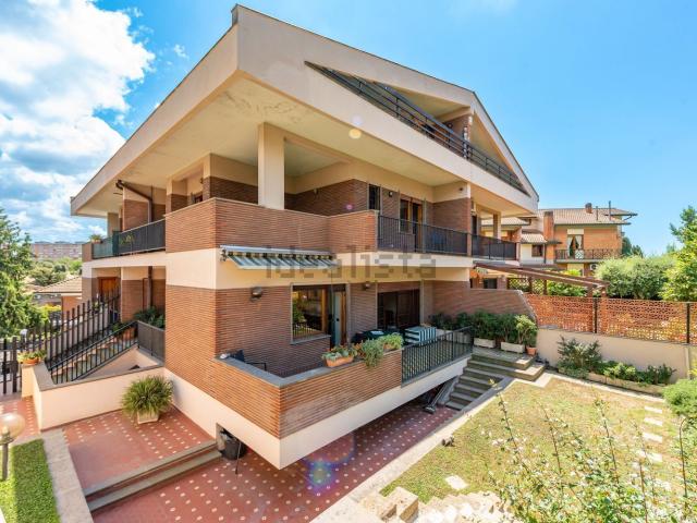 Case e ville in vendita di 232 m² in Via Francesco Bartolomeo Rastrelli, 29