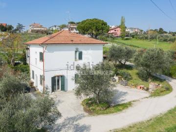 Case e ville in vendita di 232 m² in Via Viola, 4