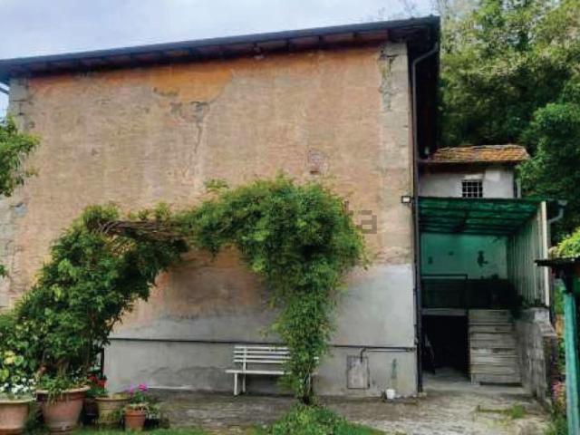 Case e ville in vendita di 232 m² in Piazza Capitani della Montagna