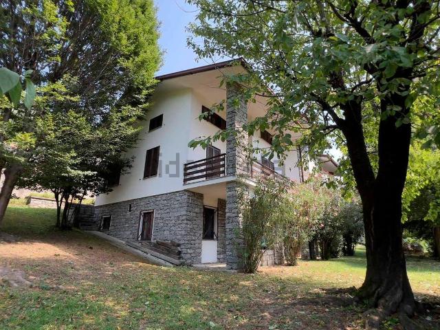 Case e ville in vendita di 233 m² in Via Cavallari