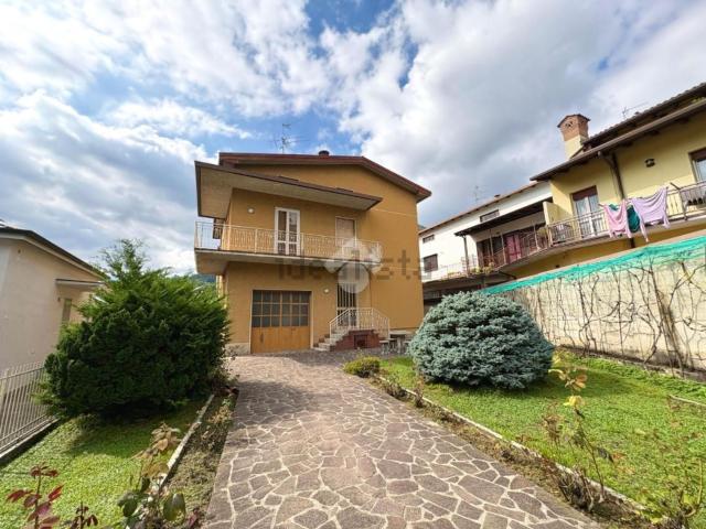 Case e ville in vendita di 233 m² in Via Del Pianto, 16