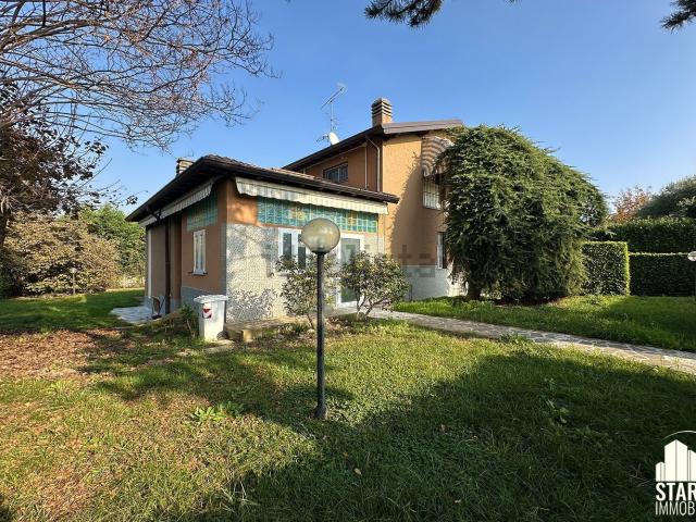 Case e ville in vendita di 233 m² in Via delle Robinie, 24