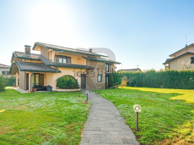 Case e ville in vendita di 233 m² in Via Francesco Petrarca, 71
