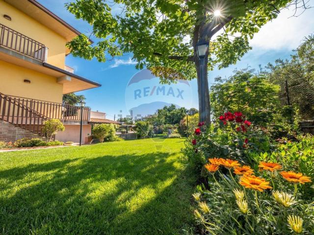 Case e ville in vendita di 233 m² in Via Magenta, 21