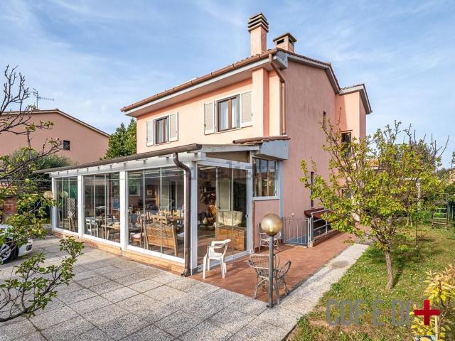 Case e ville in vendita di 233 m² in Via Spinelli