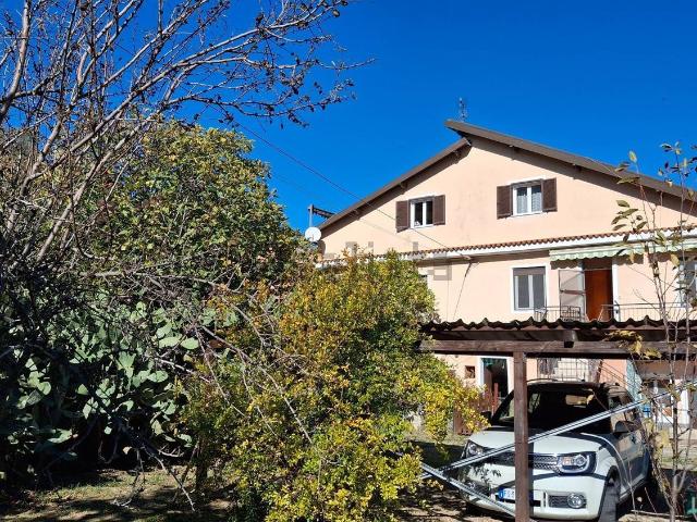 Case e ville in vendita di 233 m² in Via Provinciale, 33