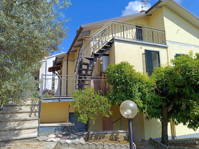 Case e ville in vendita di 233 m² in Via Rimembranze, 45
