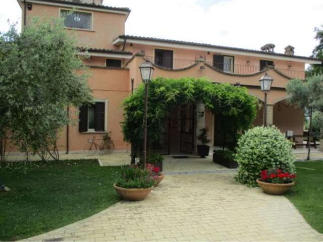 Case e ville in vendita di 2342 m² in Via Moncocitto