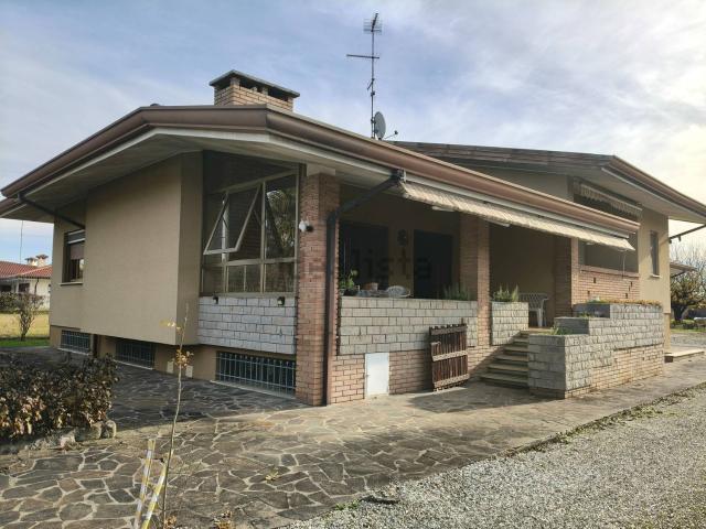 Case e ville in vendita di 234 m² in Via Cormons, 42