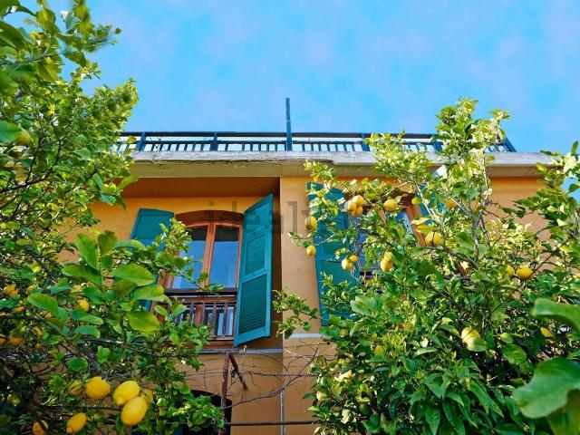 Case e ville in vendita di 234 m² in Via Alla Rocca