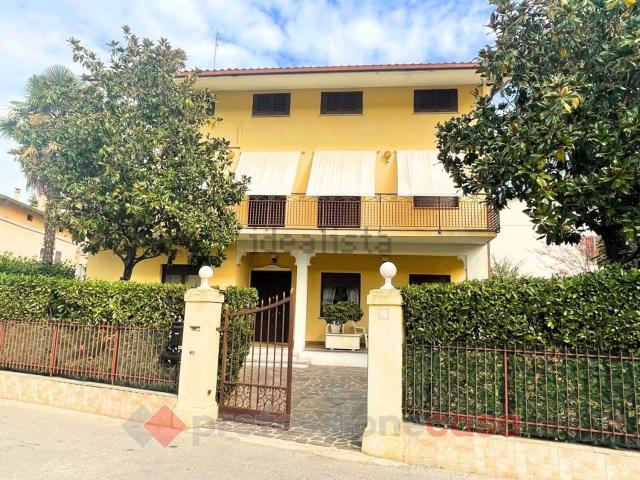 Case e ville in vendita di 234 m² in Via Brenta
