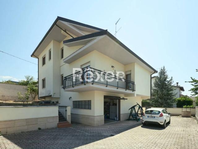Case e ville in vendita di 234 m² in Via del Salice, 7