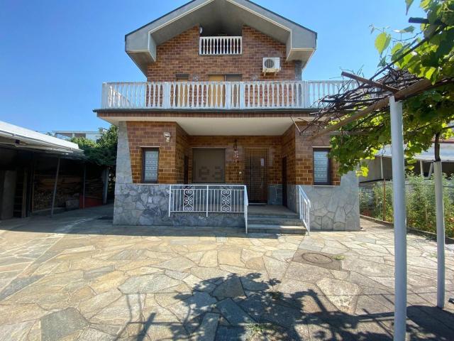 Case e ville in vendita di 234 m² in Via Ortigara, 6