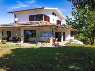 Case e ville in vendita di 234 m² in Via Oros