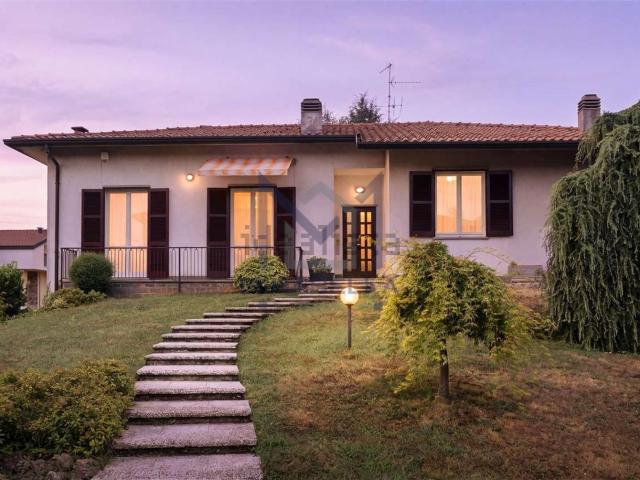 Case e ville in vendita di 234 m² in Via Sant&apos Ambrogio