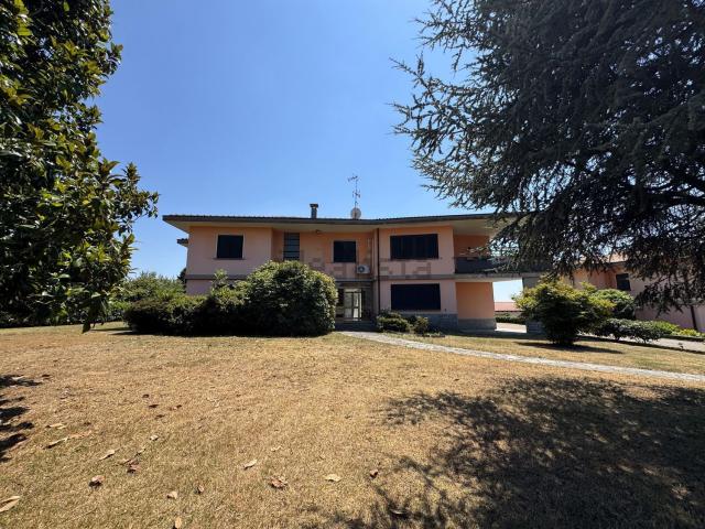 Case e ville in vendita di 354 m² in Via G. Mazzini, 57