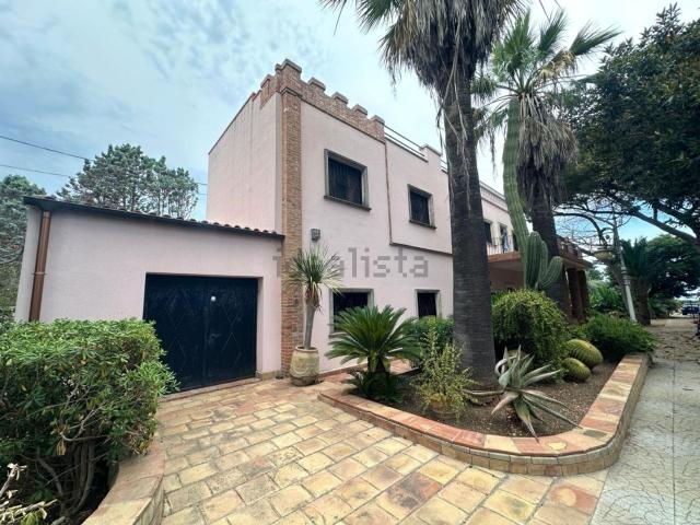 Case e ville in vendita di 235 m² in Via Gela