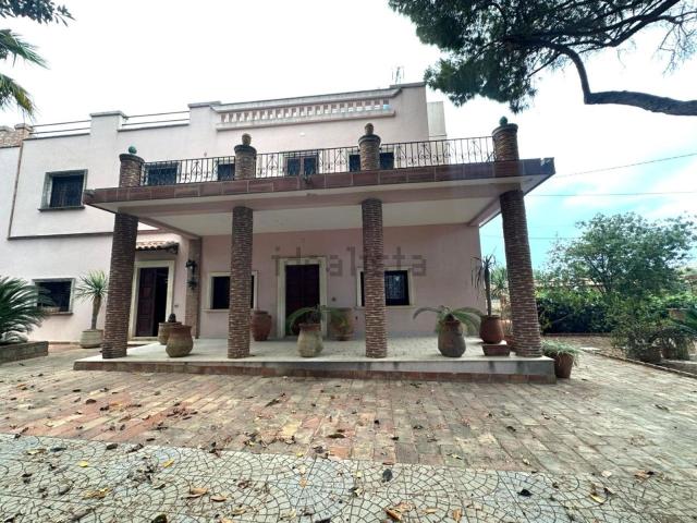 Case e ville in vendita di 235 m² in Via Gela