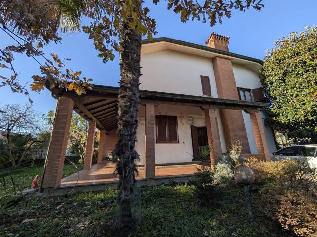 Case e ville in vendita di 235 m² in Via Grigna