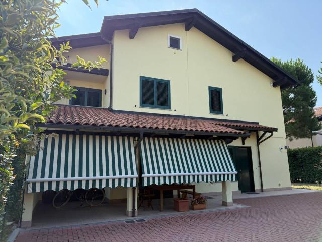 Case e ville in vendita di 283 m² in Via Domenico Vallero, 8