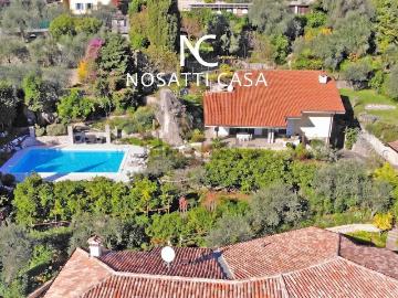 Case e ville in vendita di 235 m² in Via degli Oleandri
